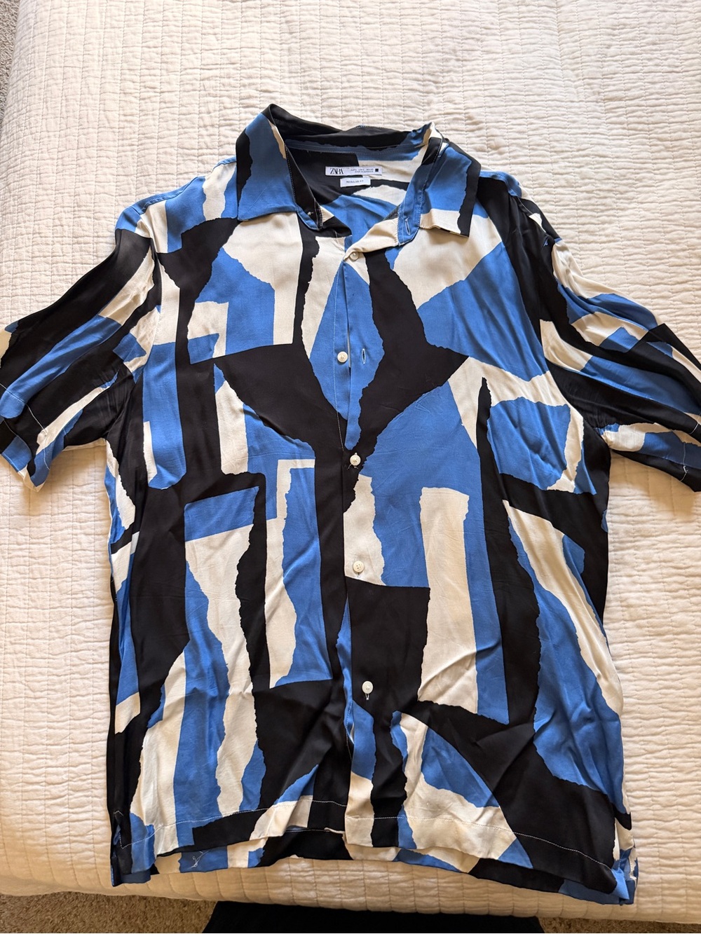 Zara Men's Blue Black and White Abstract Short-Sleeve Button-Up Shirt